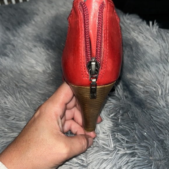 Red shoes with a short heel. - Picture 4 of 8